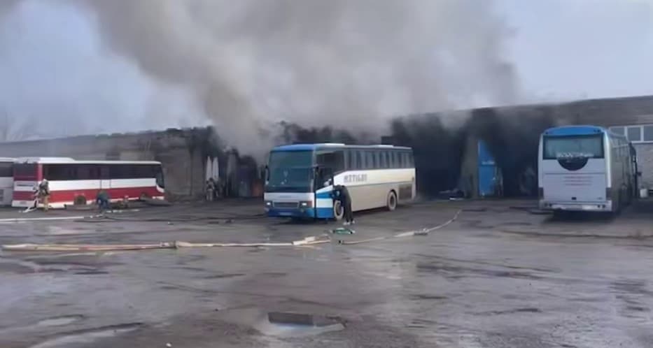 горять автобуси