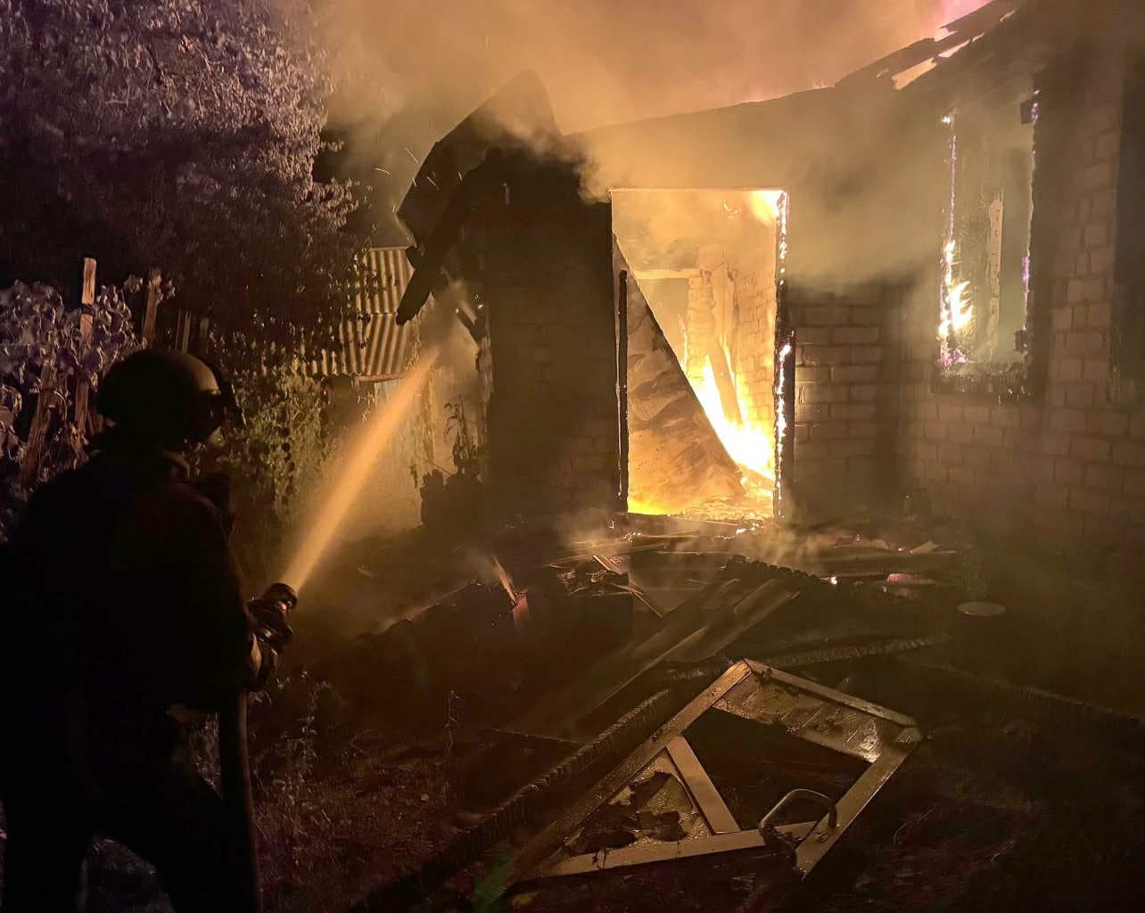Горить будинок на Донеччині. Фото: поліції Донеччини