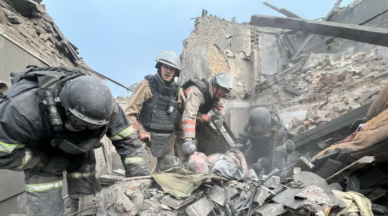Фото: ДСНС. На Донеччині після обстрілу Білозерського з-під завалів будинку рятувальники деблокували чоловіка
