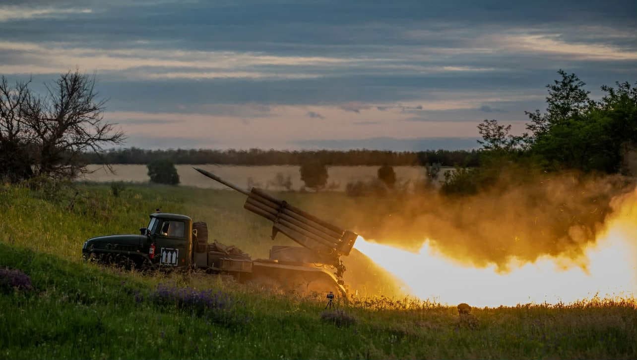 <em>Техніка ЗСУ стріляє. Фото: 30 омбр ім. до Острозького. Зі сторінки Генштабу ЗСУ у Фейсбук</em>