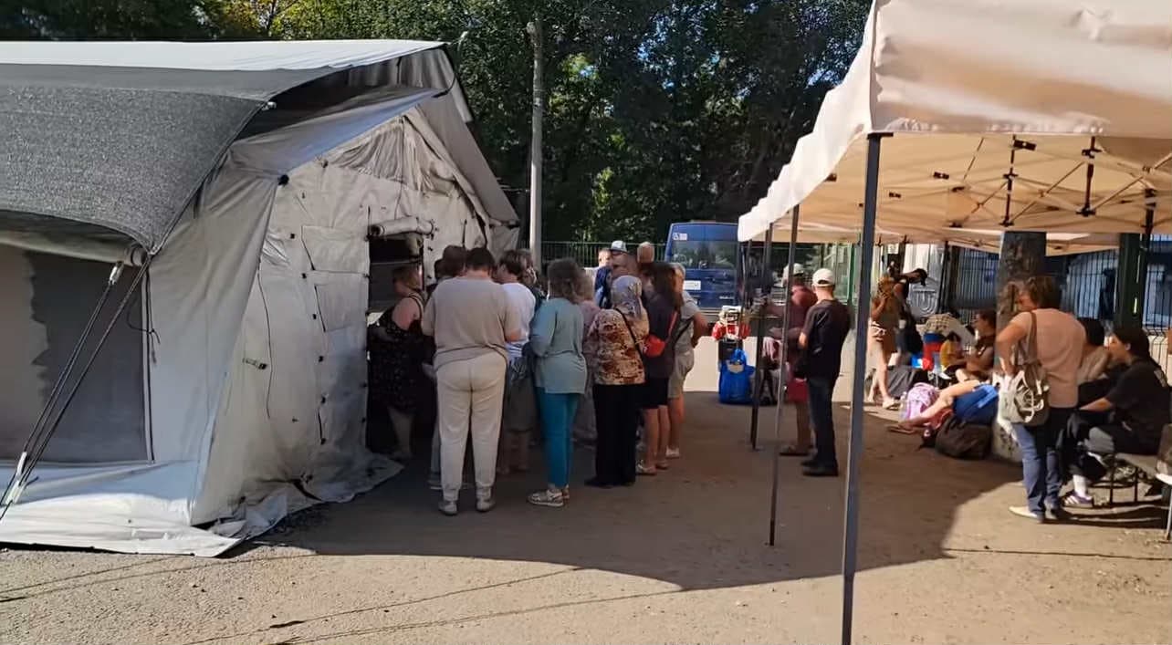 <em>Відбувається дуже великий евакуаційний поток людей у зв'язку з загостренням на Добропільському напрямку на Донеччині. Скріншот з відео керівника гуманітарної місії "Проліска" Євгена Капліна.</em>