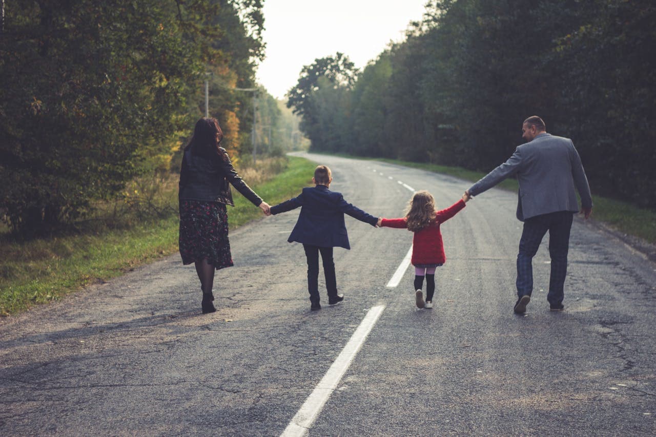 <em>Родина на дорозі. Фото: Pexels</em>