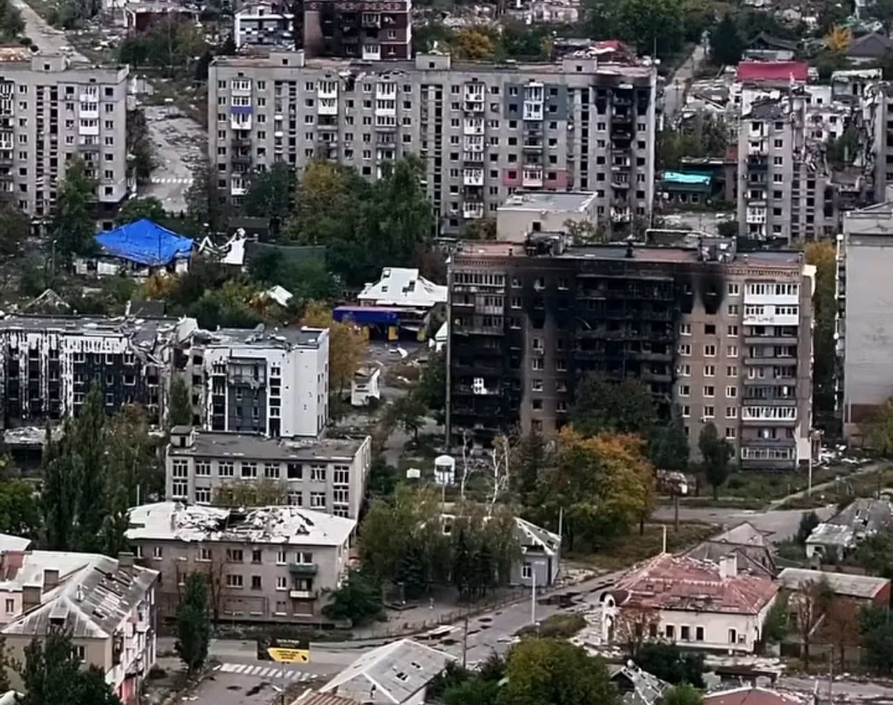 <em>Зруйновані російськими обстрілами будинки і інфраструктура у Покровську. </em><a href="https://www.instagram.com/libkos/"><strong><em>Скрін з відео Костянтина і Влади Ліберових</em></strong></a>