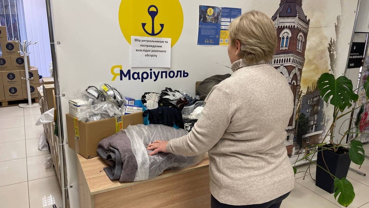 <em>Мариупольцы в Кривом Роге собрали помощь пострадавшим от обстрелов. Фото: Городского совета Мариуполя</em>