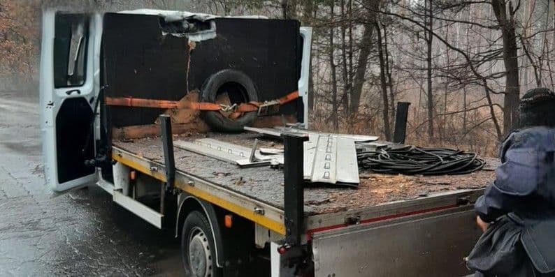 Автівка "Води Донбасу", постраждала від удару російського дрона 30 січня 2026 року поблизу Слов'янська. Фото: Вода Донбасу / Суспільне Донбас