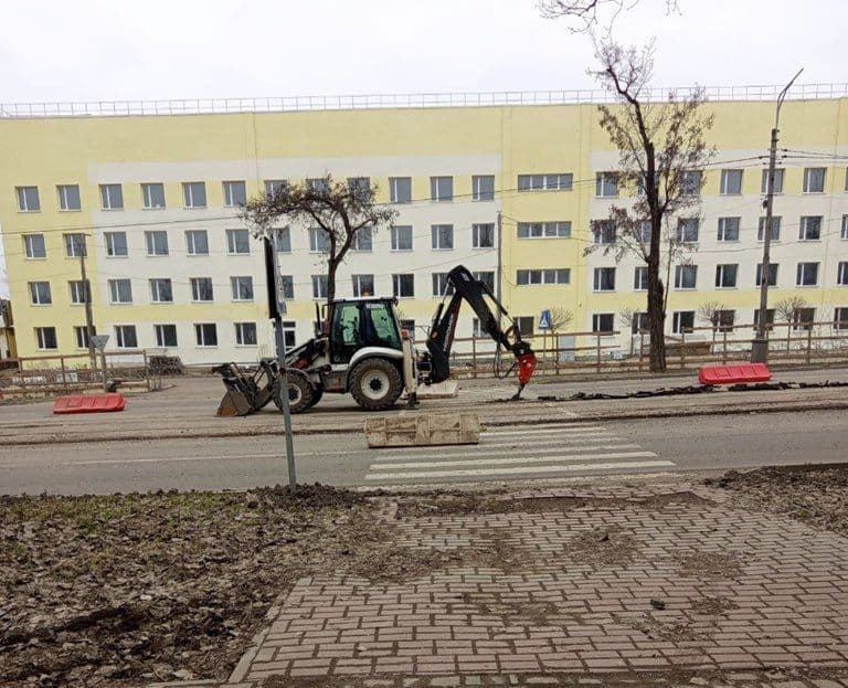 <em>В окупованому Маріуполі загарбники демонтували трамвайні колії через дефіцит електроенергії. Фото: міськрада.&nbsp;</em>