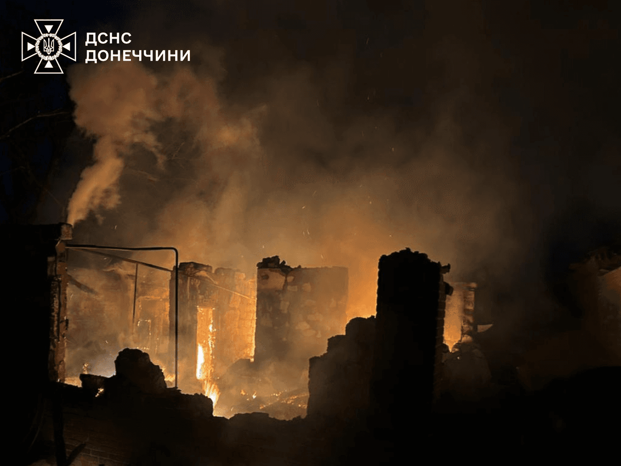 <em>У Слов’янську і Краматорську надзвичайники ліквідували пожежі після обстрілів. Фото: ДСНС</em>