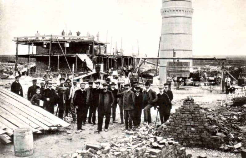 Фахівці з Німеччини на будівельному майданчику заводу, 1898 рік