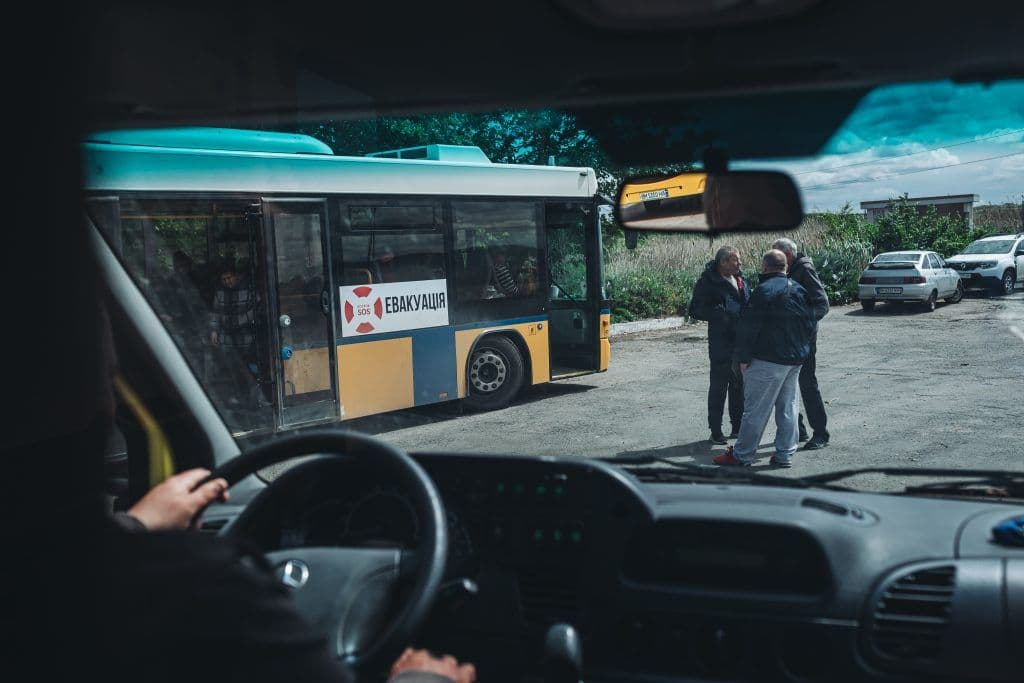 окупанти обстріляли волонтерів Торецьк