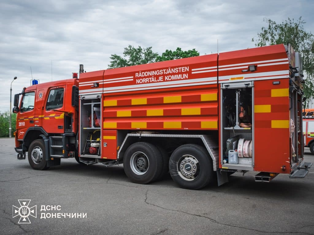 Рятувальники Донеччини отримали автівки для від колег зі Швеції