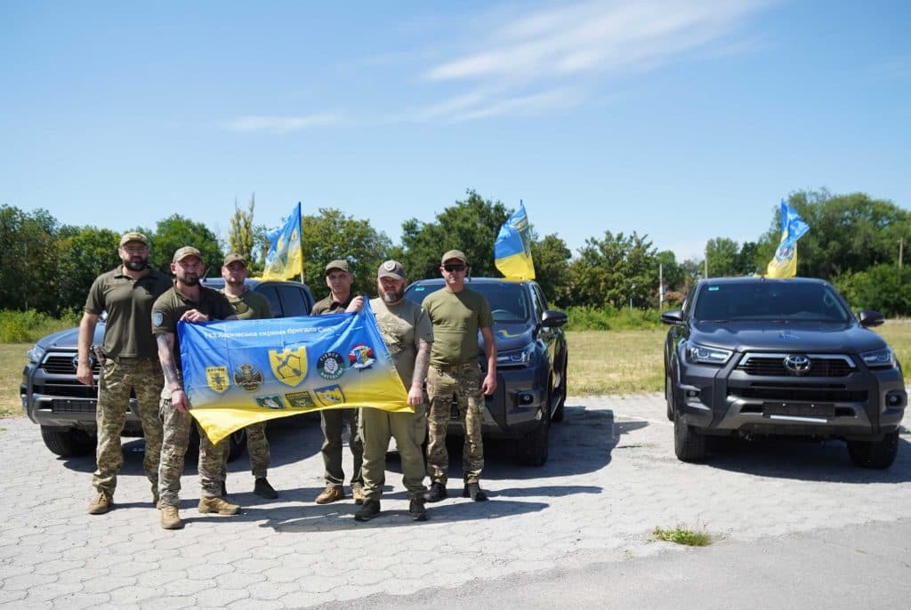 Бійцям 113-й бригаді ТрО на східний фронт передали 3 пікапи