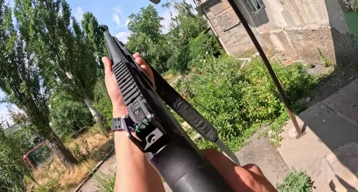 Збиття російського дрона з рушниці. Скриншот з відео поліції Національної поліції України