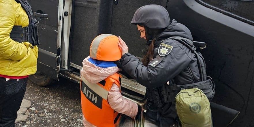<em>Дитяча евакуація. Фото: Поліція Донеччини</em>