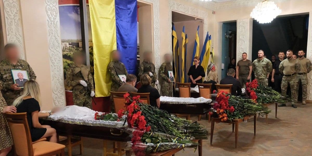<em>На Донеччині попрощались з трьома загиблими на війні бійцями стрілецького батальйону. Фото: Поліція Донеччини</em>