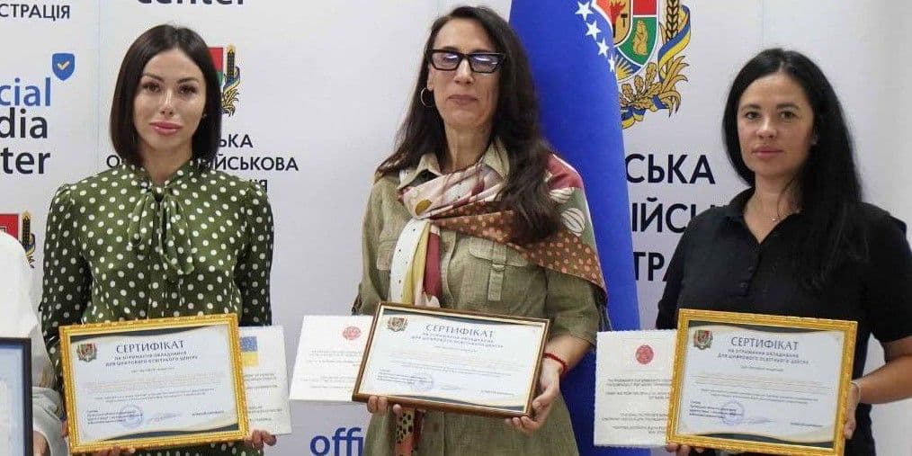 <em>Сіверськодонецька, Лисичанська та Рубіжанська громади отримали сертифікати на сучасне мультимедійне обладнання для цифрових освітніх центрів. Фото: Facebook/Олексій Харченко</em>