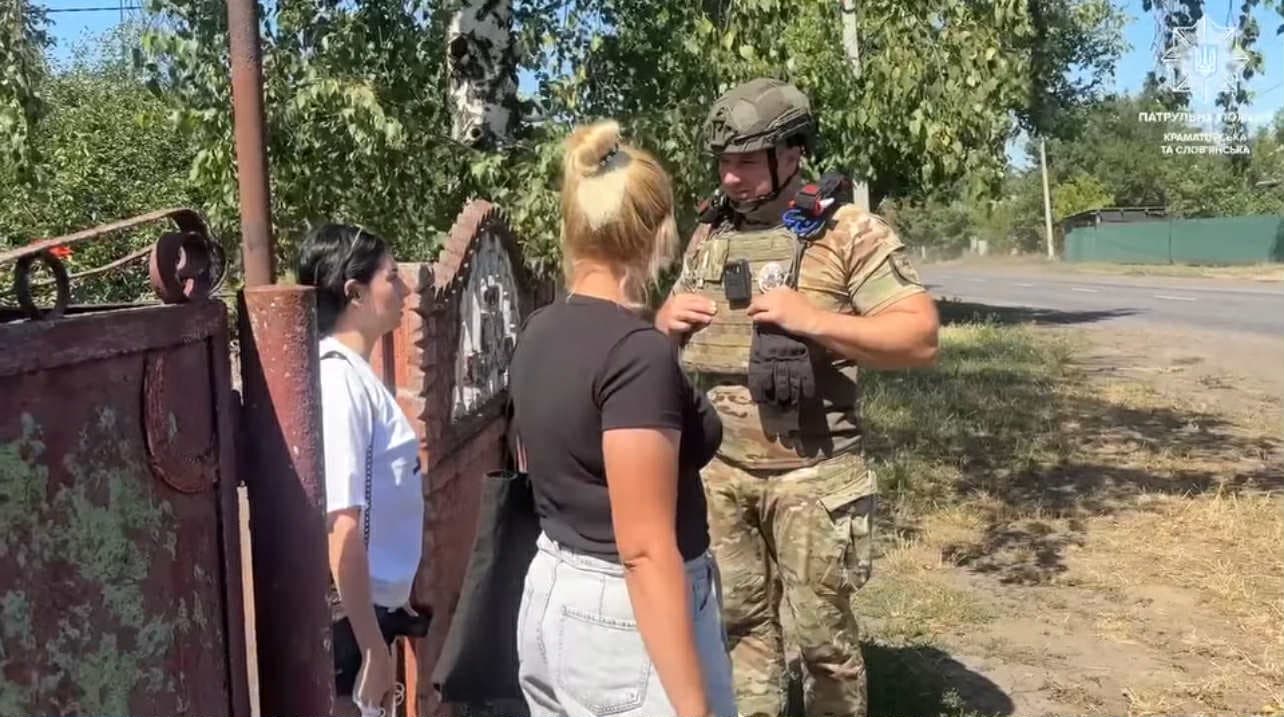 На Донеччині триває евакуація. Поліцейські евакуювали родину з Добропільської громади. Скріншот з відео поліції. 