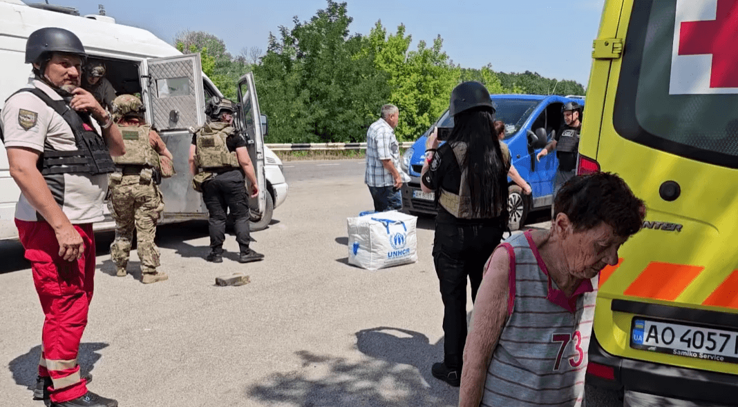 <em>Передача евакуйованих волонтерам. Скриншот з відео поліції Донеччини</em>