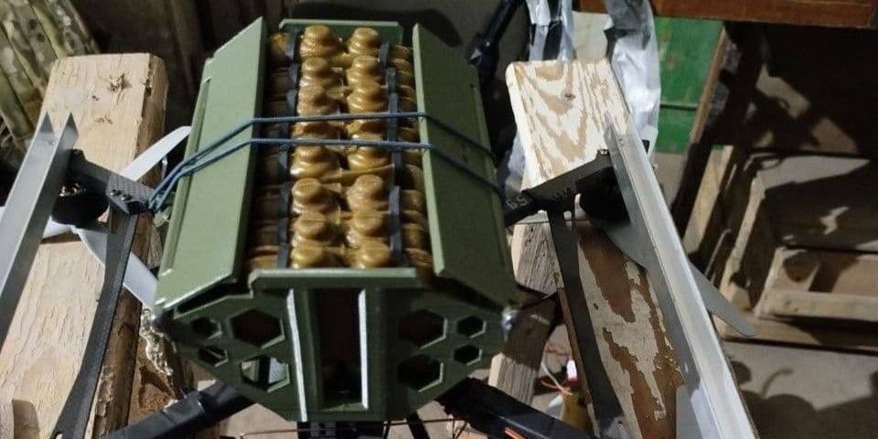 <em>Протипіхотні міни "лєпєсток" на FPV-дроні. Фото з телеграм каналу "Про зв'язок від Сергія Флеш"</em>