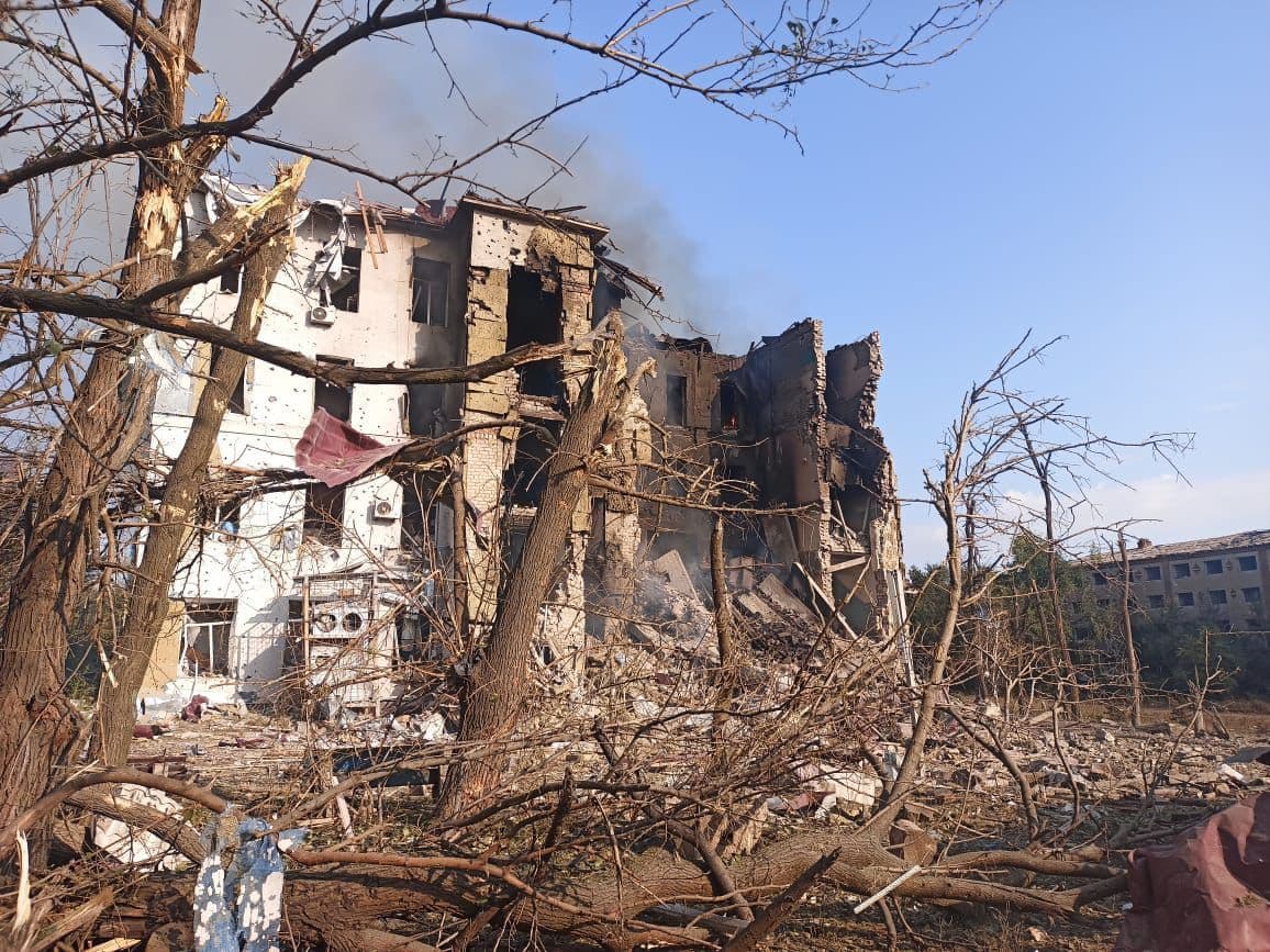 <em>У Костянтинівці ворожим обстрілом пошкоджено будівлю хірургічного відділення лікарні. Фото: Костянтинівська МВА</em>