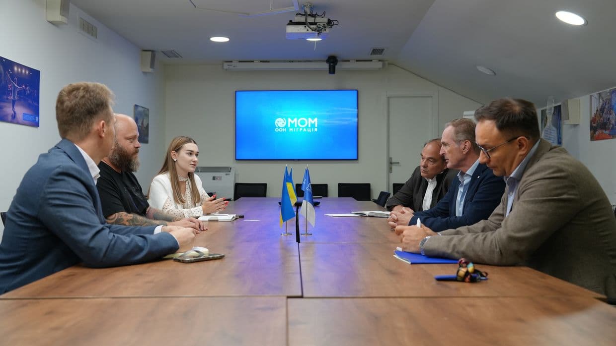 <em>Зустріч начальника Луганської обласної військової адміністрації Олексія Харченка з новопризначеним головою Представництва Міжнародної організації з міграції в Україні Робертом Тернером та його заступником Деяном Кесеровічем<strong>. </strong>Фото: Facebook/Луганська ОДА</em>