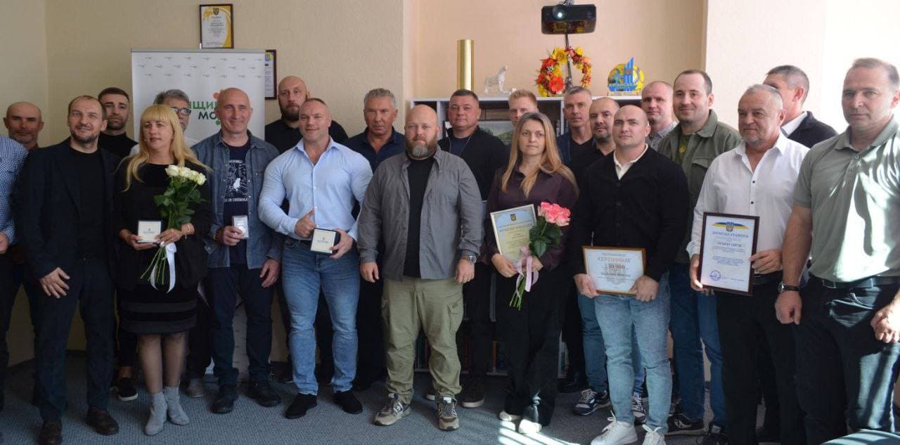 <em>Нагородження спортсменів Луганщини. Фото: Facebook/Олексій Харченко</em>
