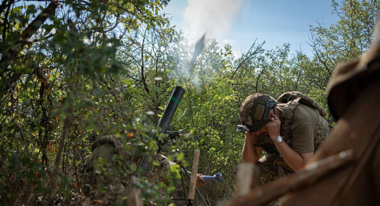 <em>фото: 93 омбр "Холодний Яр", військовий ЗСУ і постріл зі зброєю</em>