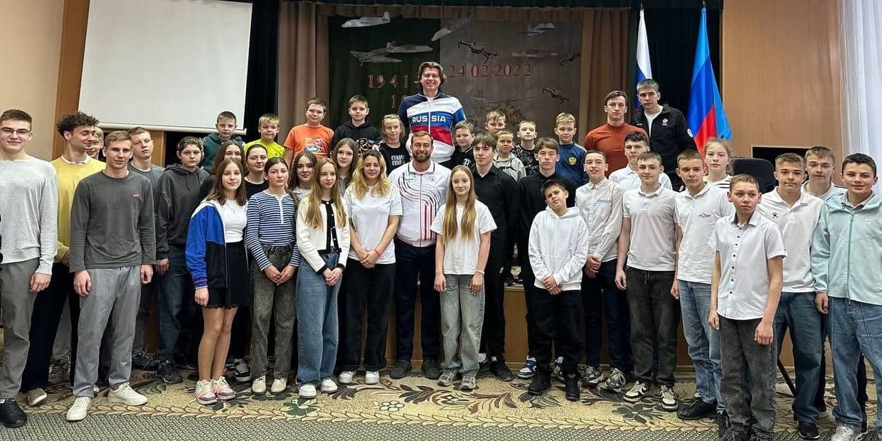 <em>Зустріч з російським "срібним" призером Олімпійських ігор 2020 року з плавання та чемпіоном світу з підводного плавання у стінах окупованого Луганського вищого училища фізичної культури пройшла. Фото з відкритих джерел</em>