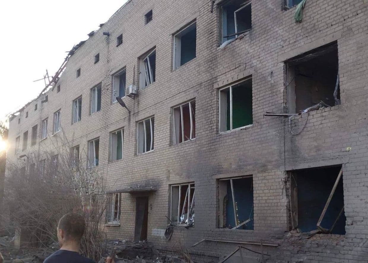 <em>Пологовий будинок у Добропіллі, постраждалий від російської атаки, 12 вересня 2025 року. Фото: Telegram/Добропілля info</em>