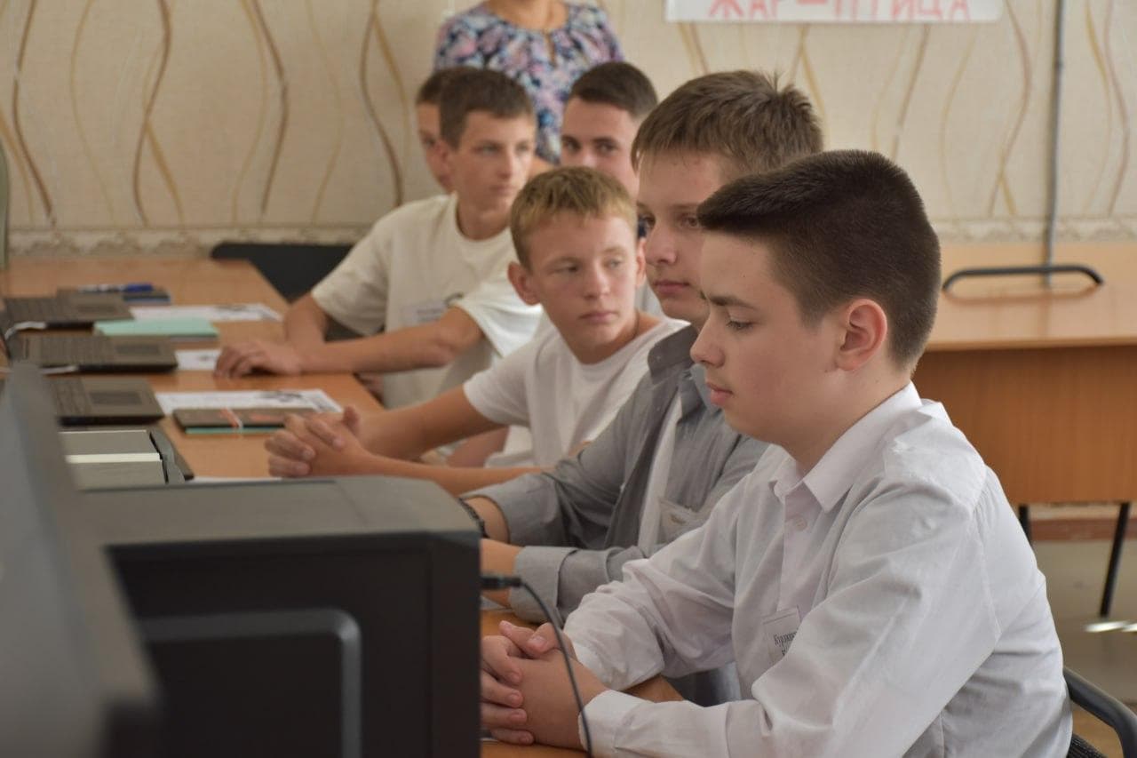 <em>Заняття з "цифрового лікнепу" в окупованому Сіверськодонецьку, вересень 2025 року. Фото з відкритих джерел</em>