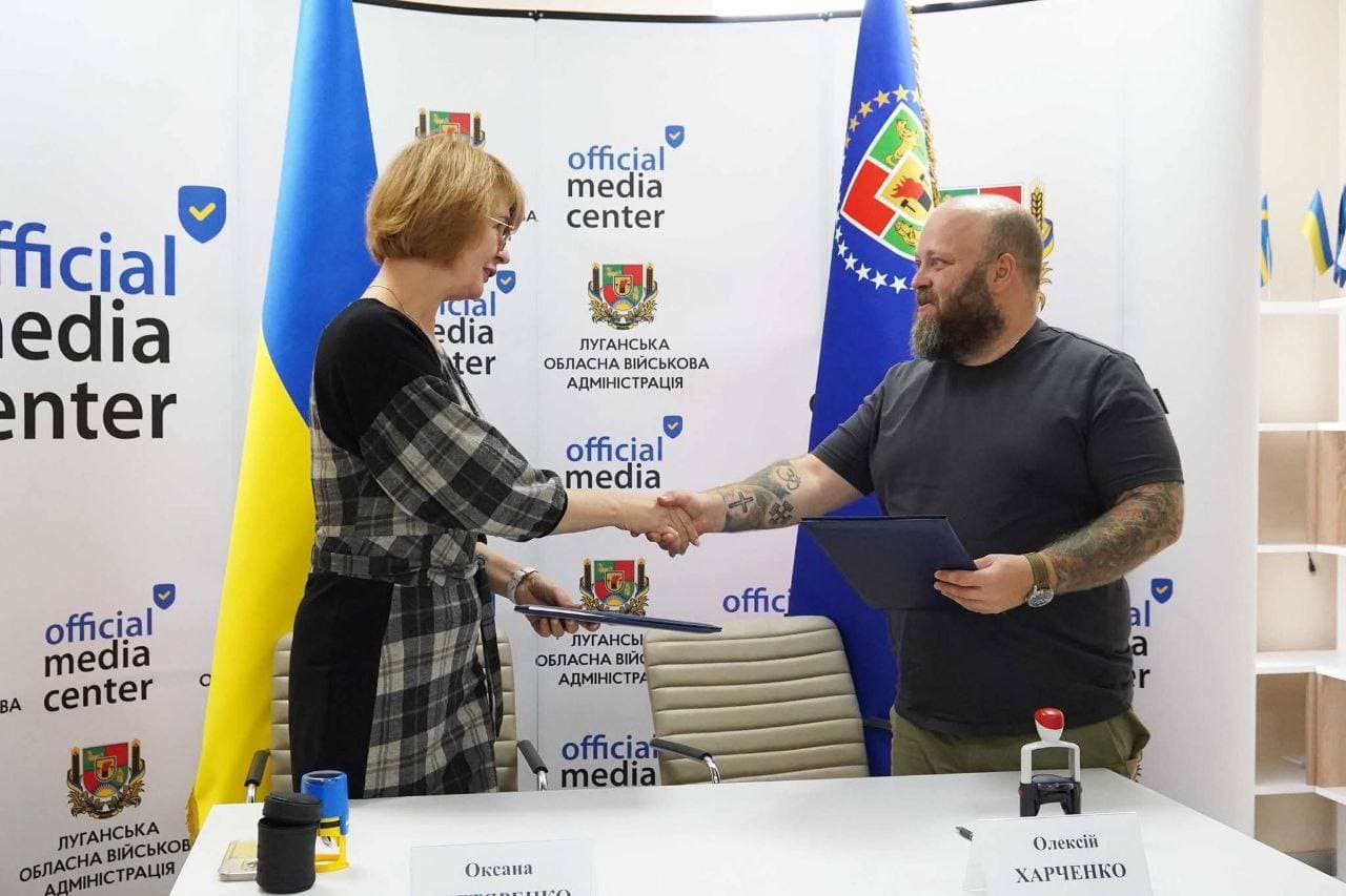<em>Підписання Меморандуму про співпрацю між Луганською ОДА та Благодійним фондом "Суперлюди", вересень 2025 року. Фото: Facebook/Олексій Харченко</em>