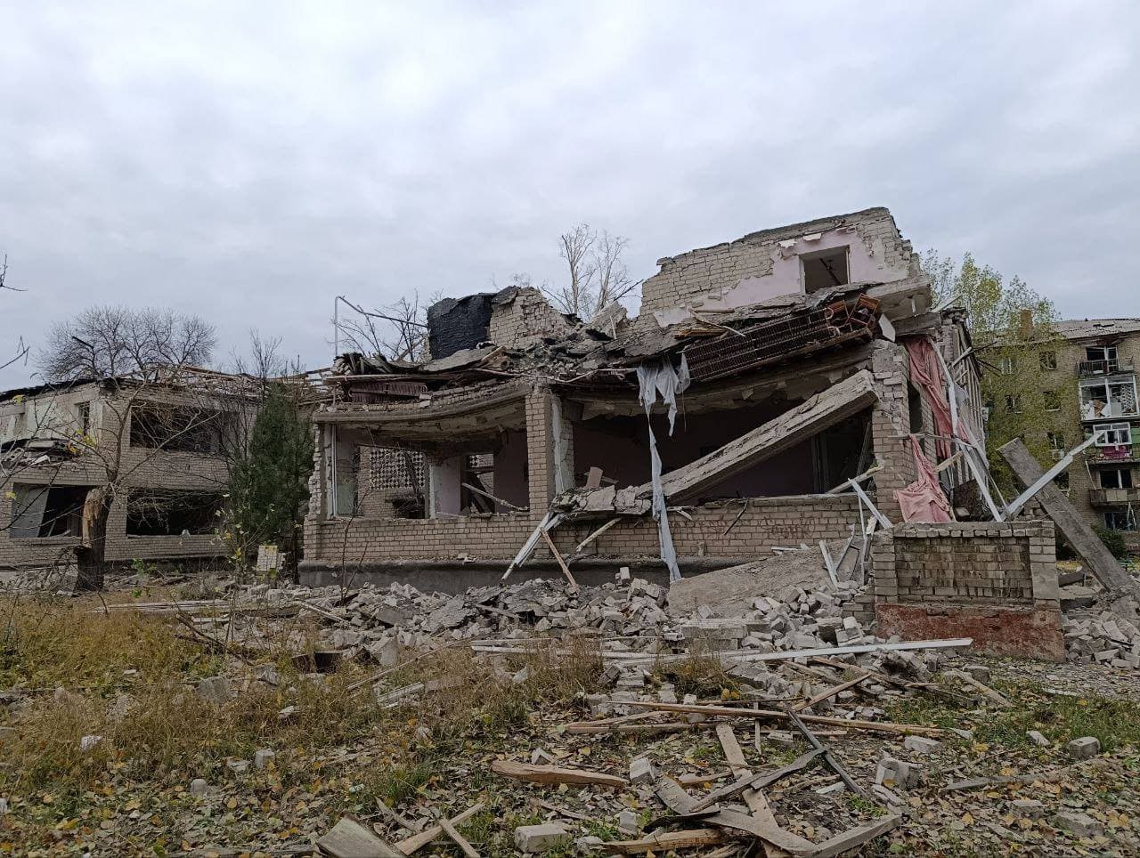 <em>Наслідки російського обстрілу Донеччини 17 жовтня 2025 року. Фото: Facebook/Вадим Філашкін</em>