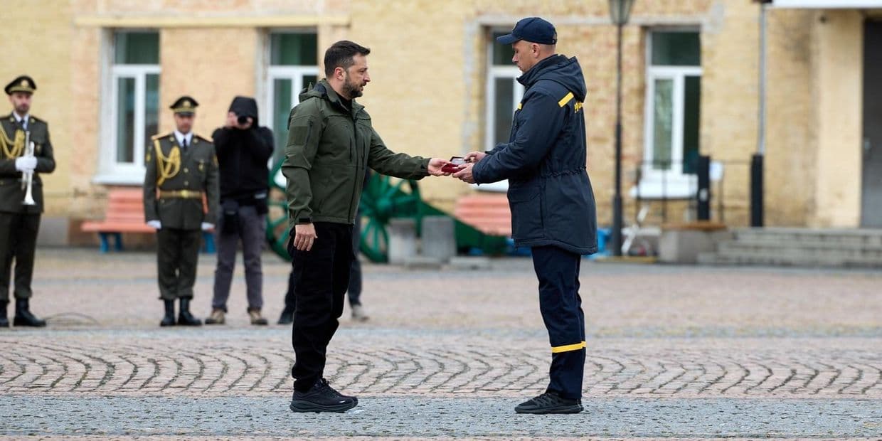 <em>Володимир Зеленський нагороджує Сергія Пишнограєва орденом "За мужність" II ступеня 1 жовтня 2025 року. Фото: ДСНС Донеччини</em>