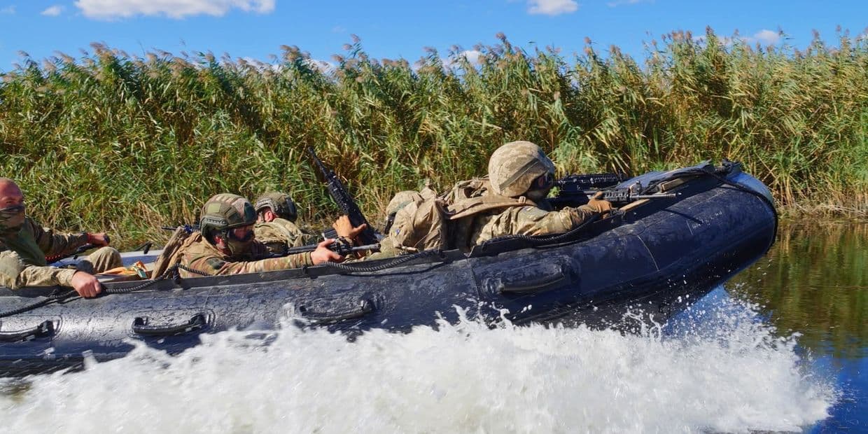 <em>Українські захисники у човні. Фото 40-ї окремої бригади берегової оборони</em>