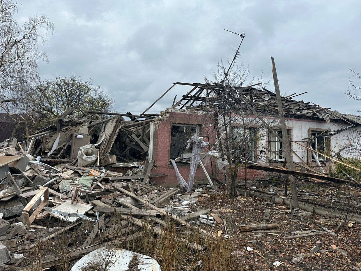 <em>Наслідки російського обстрілу Донеччини 21 жовтня 2025 року. Фото: Facebook/Вадим Філашкін</em>