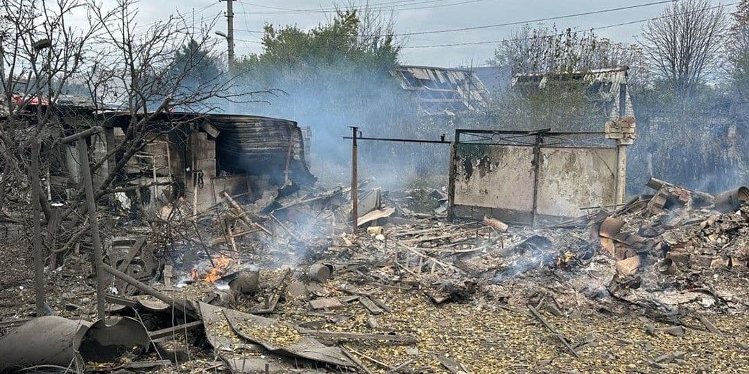<em>Наслідки російського обстрілу Донеччини 21 жовтня 2025 року. Фото: НПУ</em>