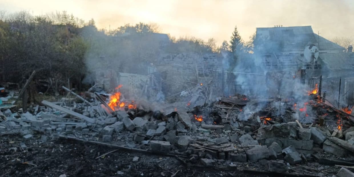 <em>Наслідки російського обстрілу Донеччини 30 жовтня 2025 року. Фото: ДСНС Донеччини</em>