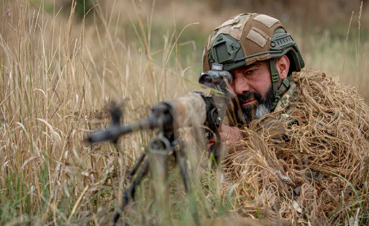 <em>Фото: 44 ОМБр. Військовий ЗСУ зі зброєю</em>