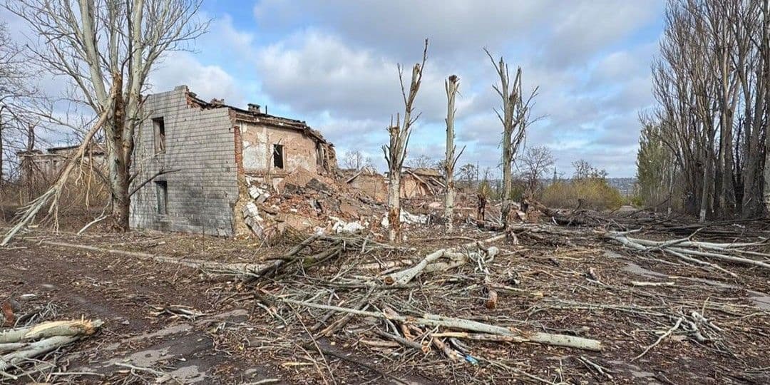 <em>Наслідки російського обстрілу Донеччини 28 жовтня 2025 року. Фото: НПУ</em>