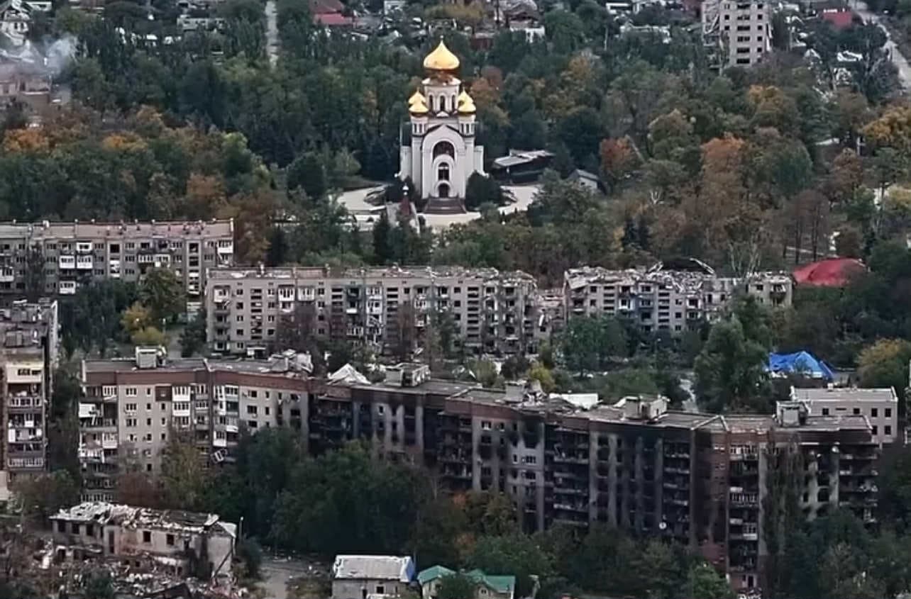 <em>Зруйновані російськими обстрілами будинки і інфраструктура у Покровську. </em><a href="https://www.instagram.com/libkos/"><em>Скрін з відео Костянтина і Влади Ліберових</em></a>