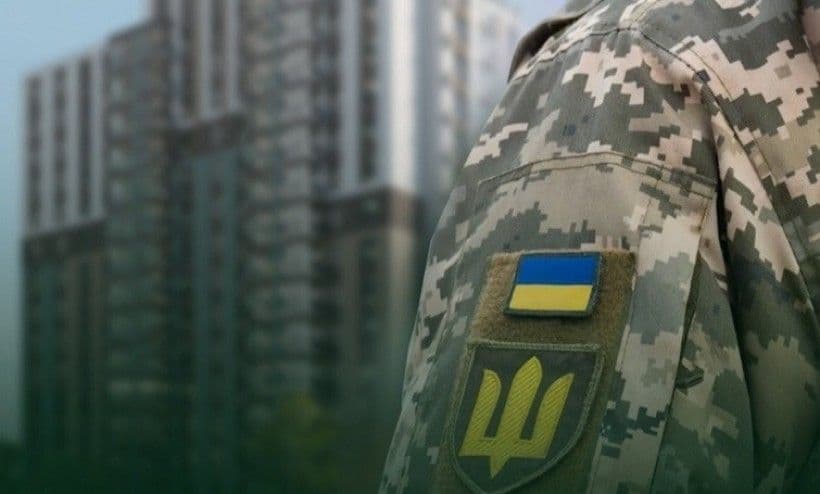 <em>Український військовий на фоні ЖК. Фото: if.gov.ua</em>