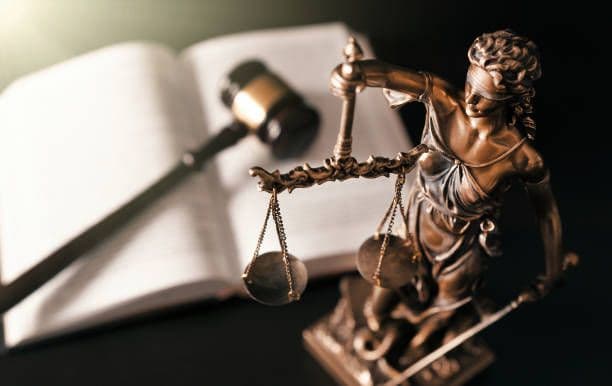 <em>Суддівський молоток і Феміда. Фото: iStock</em>
