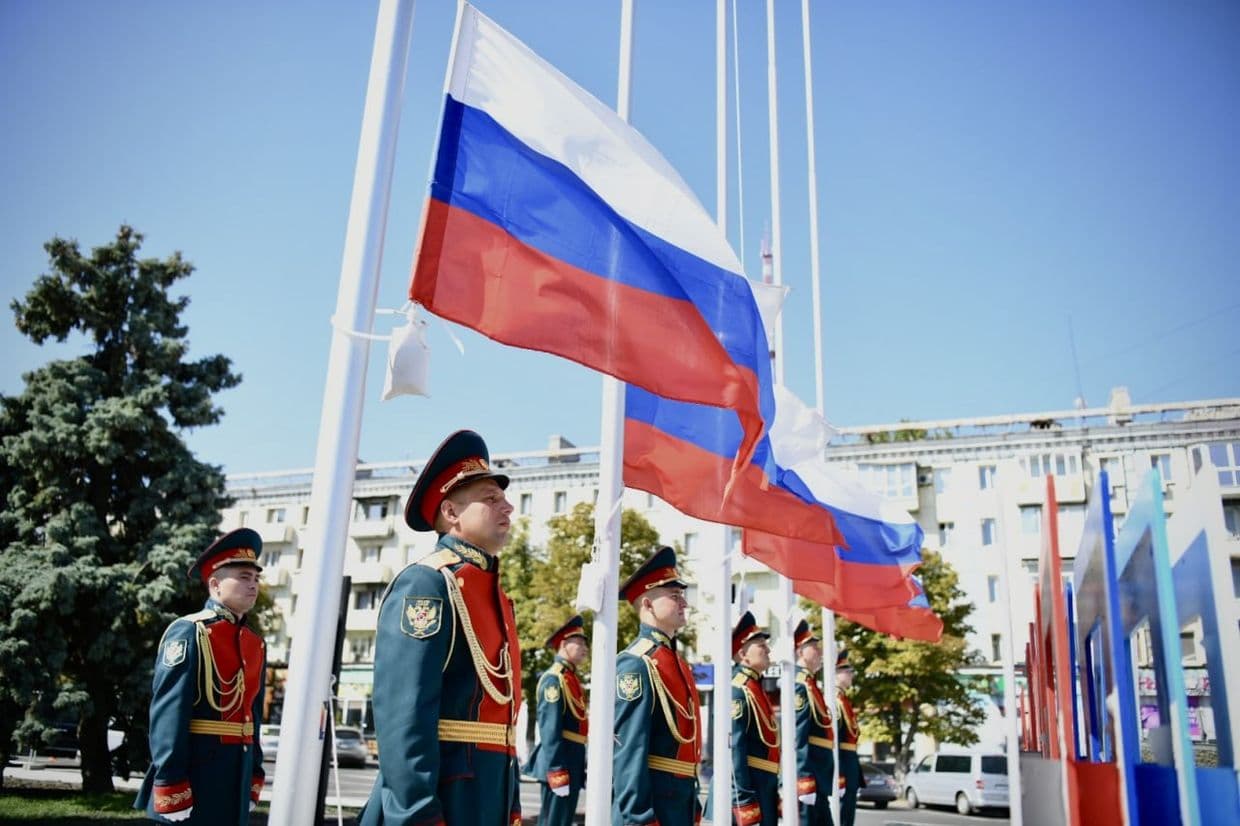 <em>Підняття російських триколорів у центрі окупованого Луганська, 22 серпня 2024 року. Фото з відкритих джерел</em>