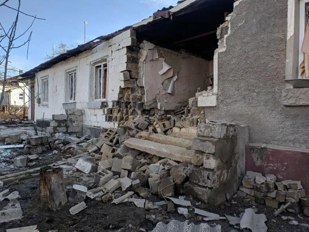 <em>Пошкоджений будинок на окупованій Луганщині. Фото з відкритих джерел</em>