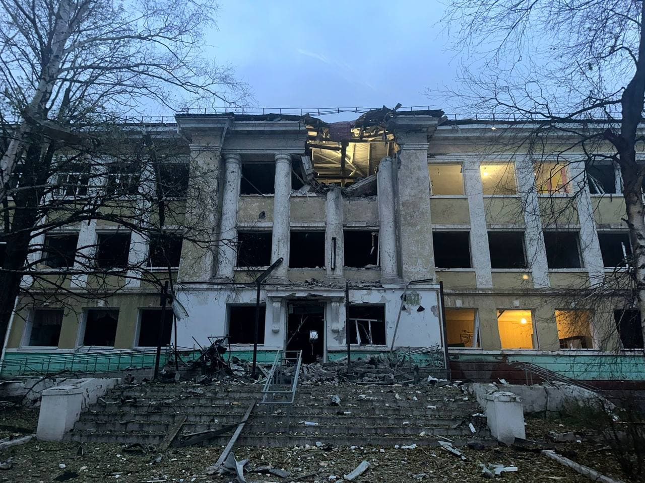 <em>Наслідки ударів по школі у Краматорську 10 жовтня 2025 року. Фото: Краматорська міська рада</em>