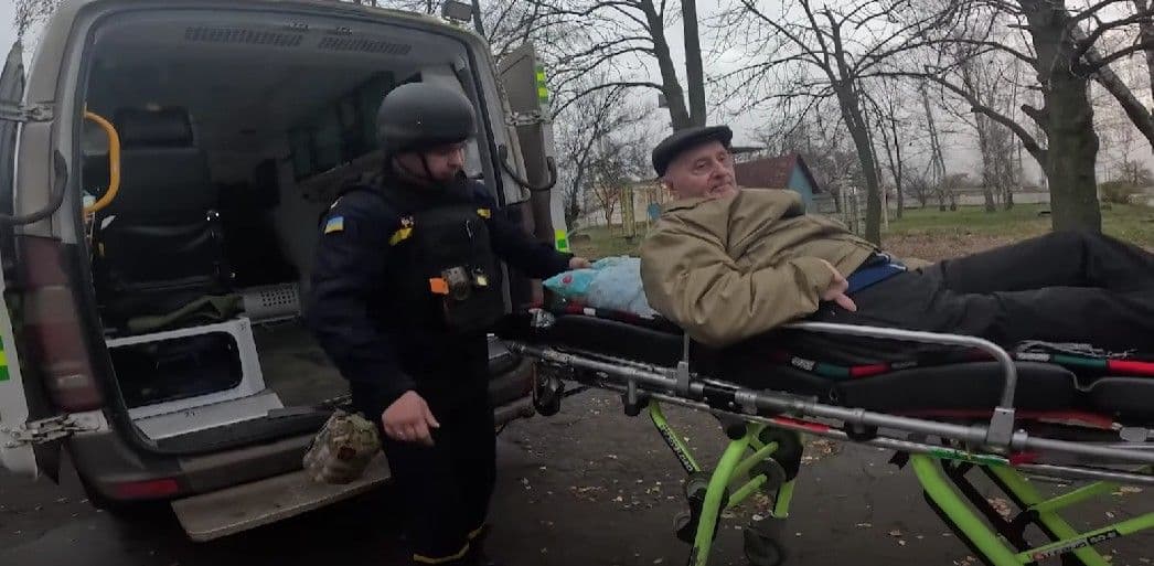 <em>Евакуація з Дружківки 17 листопада 2025 року. Скриншот з відео ДСНС Донеччини</em>