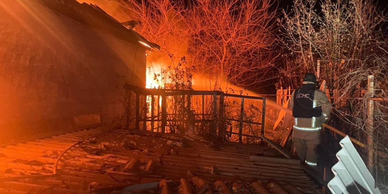 <em>Ліквідація наслідків російського обстрілу 11 листопада 2025 року. Фото: ДСНС Донеччини</em>