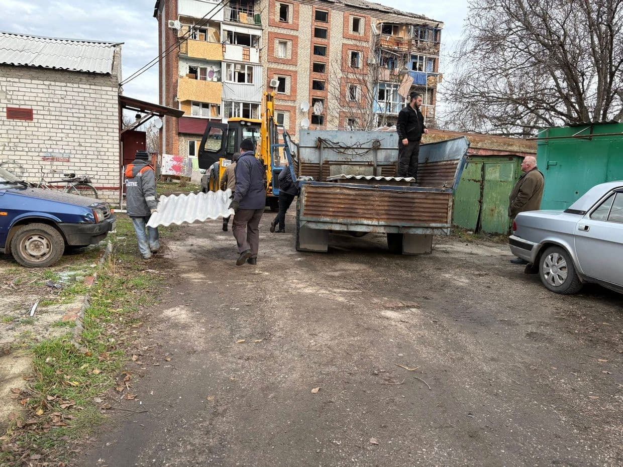 <em>Ворог тричі обстріляв Словʼянськ. Вже йде ліквідація наслідків. Фото: МВА</em>