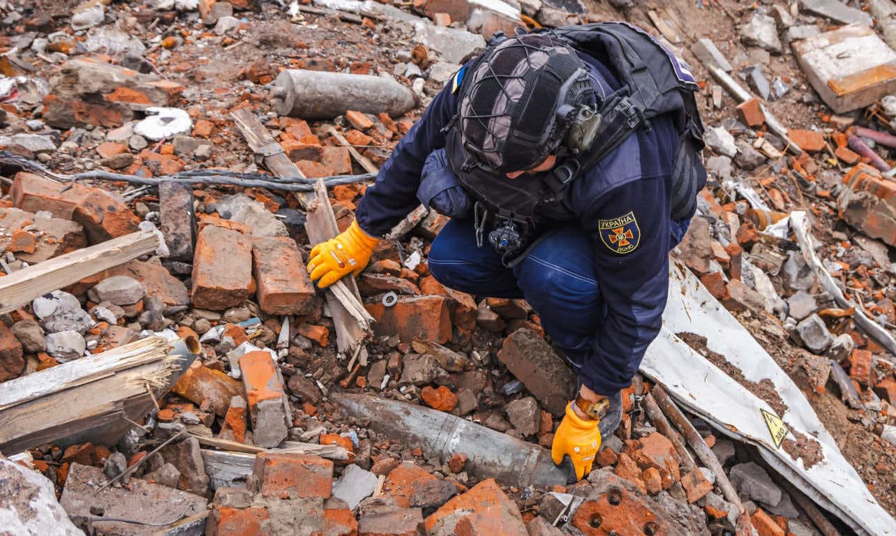 <em>Розмінування на Донеччині. Фото: ДСНС</em>