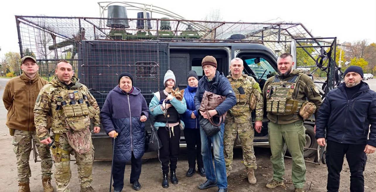 <em>Під потужною атакою дронів поліцейські евакуювали з Костянтинівки родину з 13-річною дівчинкою. Фото: поліція</em>