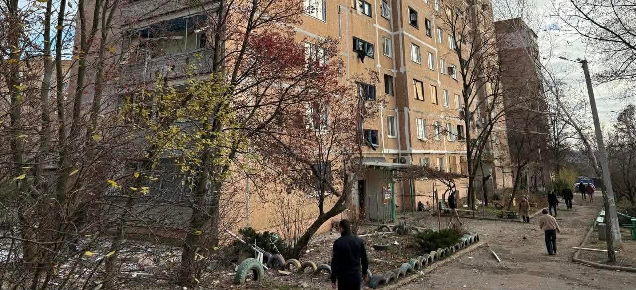 <em>Слов'янськ, наслідки ворожого обстрілу. Фото: ОВА. </em>